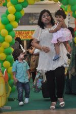 at Sanjay Dutt and Manyata celebrates childrens birthday in Blue Sea, Mumbai on 21st Oct 2011 (71).JPG